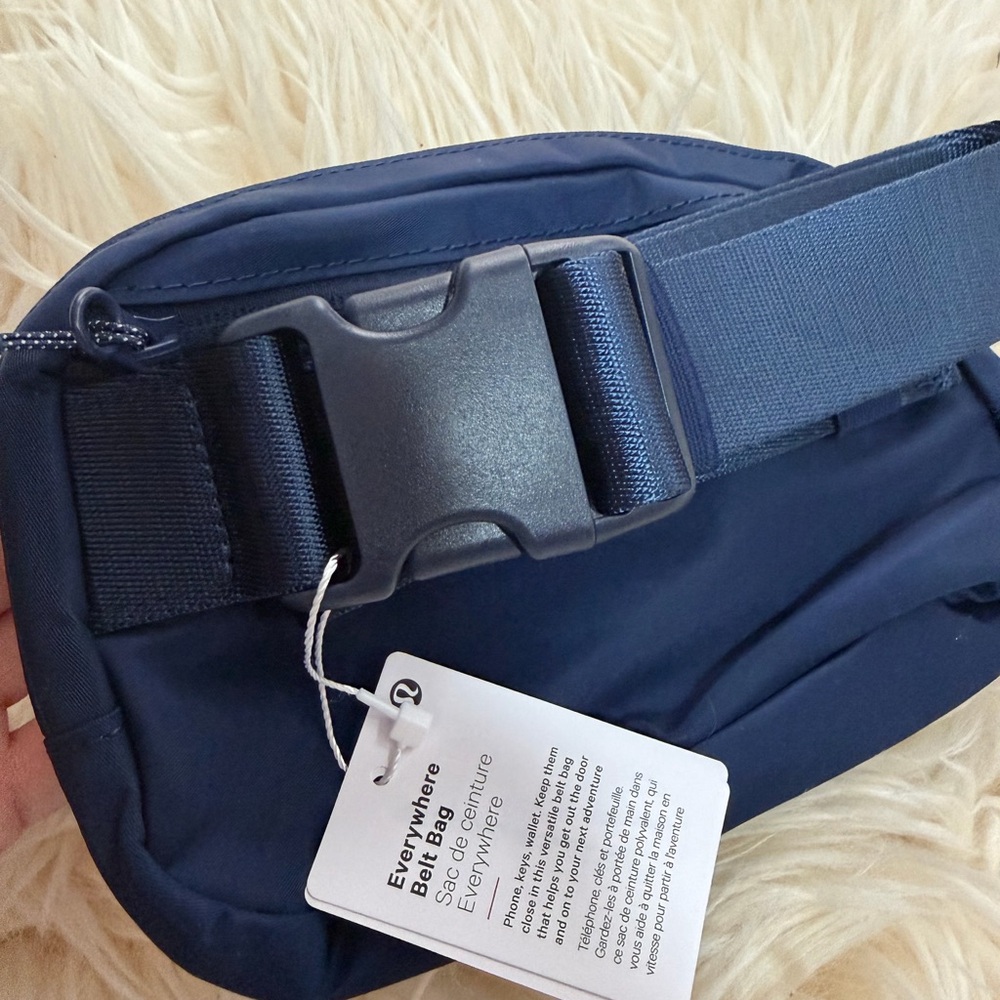 Lululemon Everywhere Belt Bag in navy blue - Picture 2 of 5